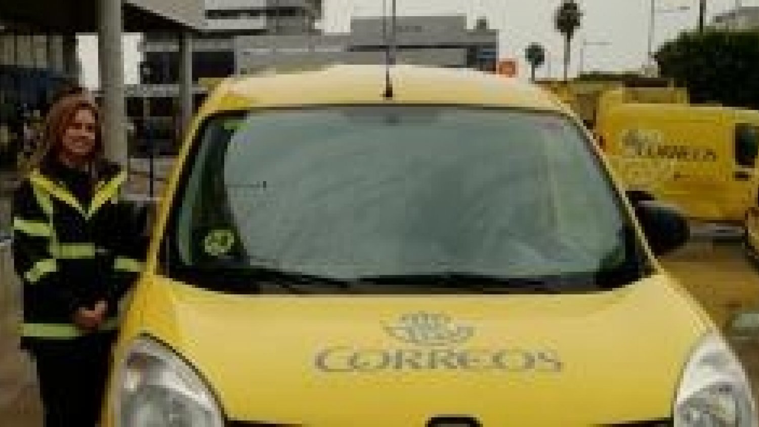 Correos identifica su flota de vehículos en Andalucía con los distintivos ambientales de la DGT