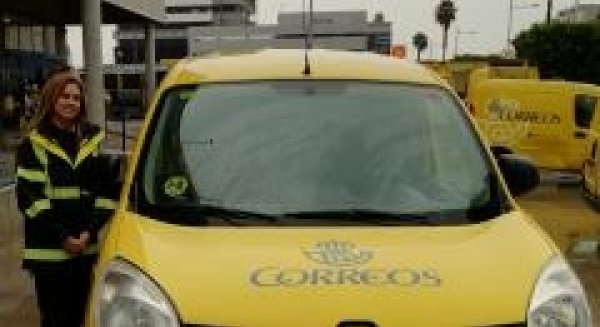 Correos identifica su flota de vehículos en Andalucía con los distintivos ambientales de la DGT