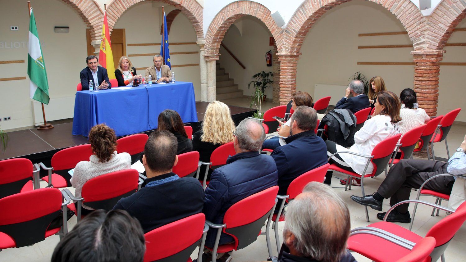Marbella aborda con los colectivos vecinales y comerciantes las principales iniciativas puestas en marcha en materia de movilidad y transporte urbano
