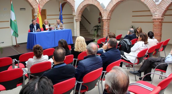 Marbella aborda con los colectivos vecinales y comerciantes las principales iniciativas puestas en marcha en materia de movilidad y transporte urbano