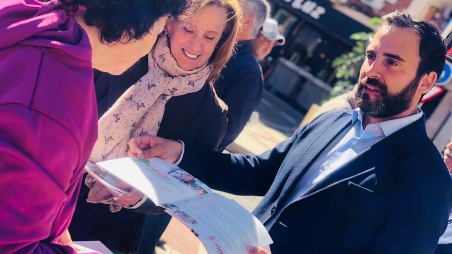 Daniel Pérez defiende en las barriadas de Málaga los logros de las políticas sociales desarrolladas por el gobierno de Susana Díaz