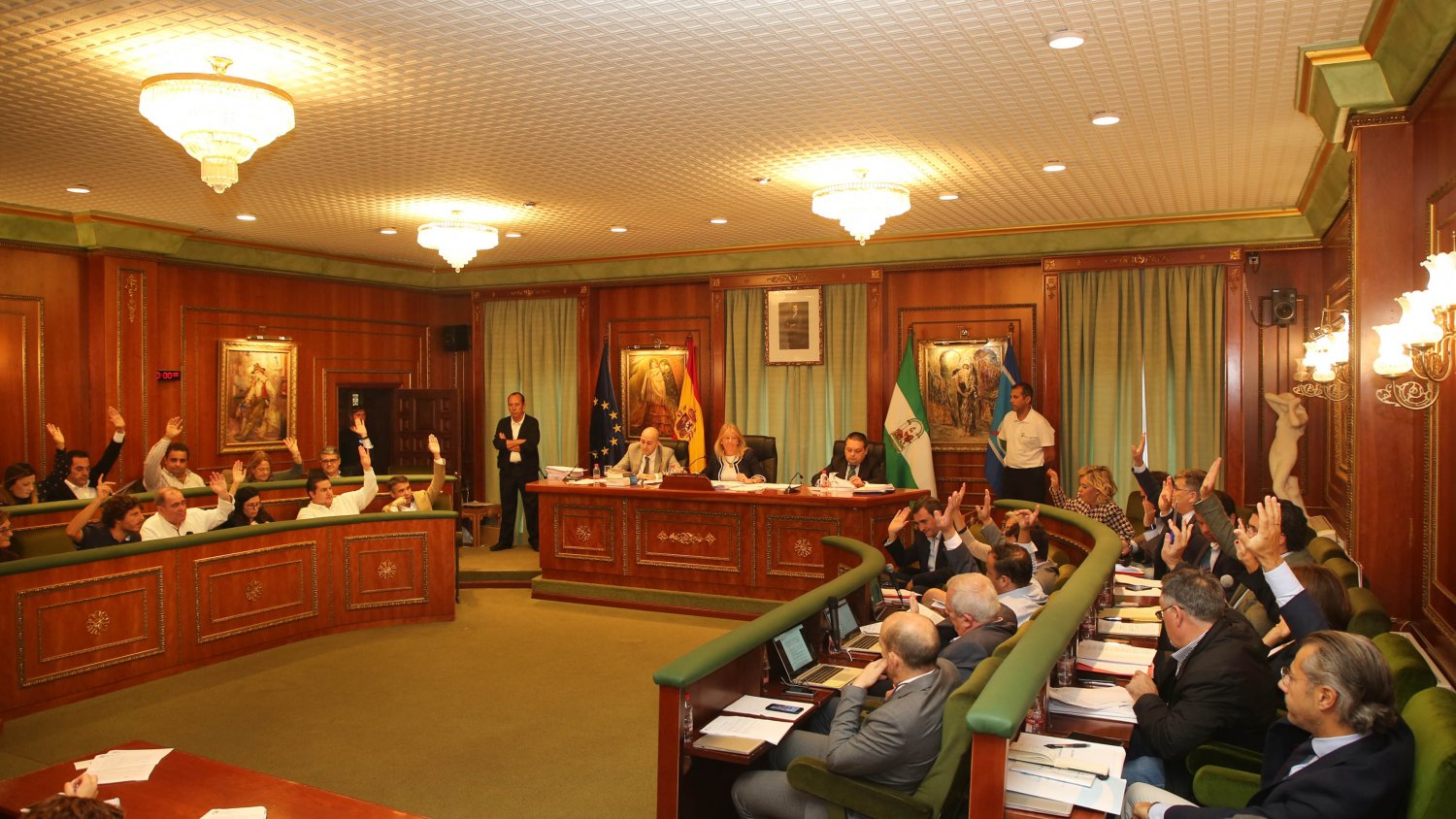 El pleno de Marbella aprueba el empleo de 2,7 millones de euros para reforzar turísticamente su marca y ejecutar un Plan Municipal de Aparcamientos