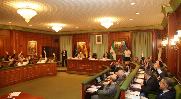 El pleno de Marbella aprueba el empleo de 2,7 millones de euros para reforzar turísticamente su marca y ejecutar un Plan Municipal de Aparcamientos
