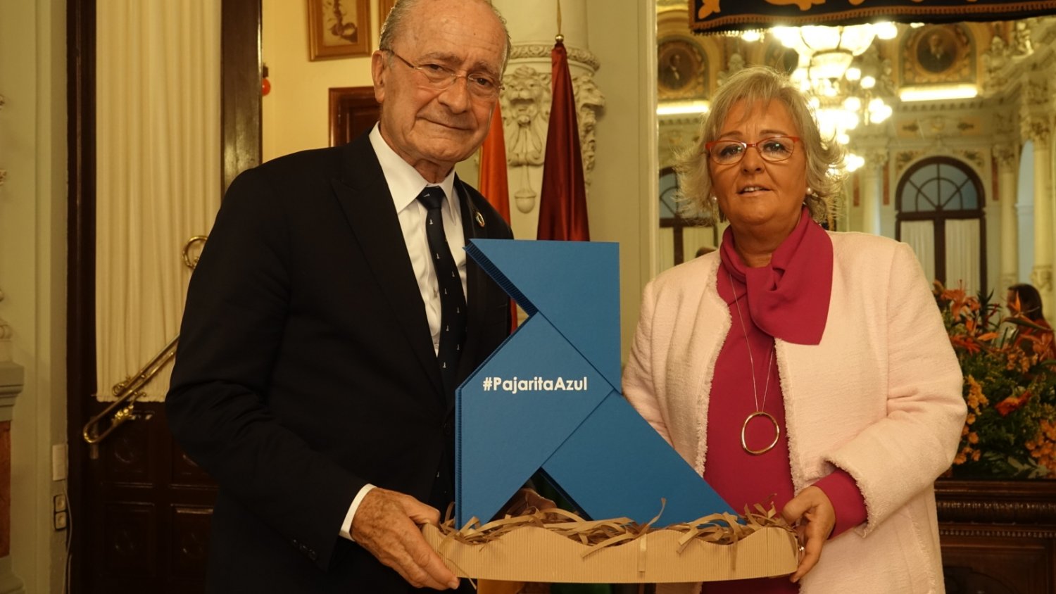 Llega a Málaga la 'Pajarita Azul' que reconoce la colaboración ciudadana y la recogida de papel y cartón