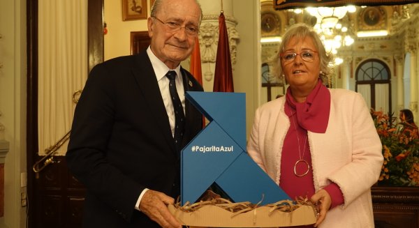Llega a Málaga la 'Pajarita Azul' que reconoce la colaboración ciudadana y la recogida de papel y cartón
