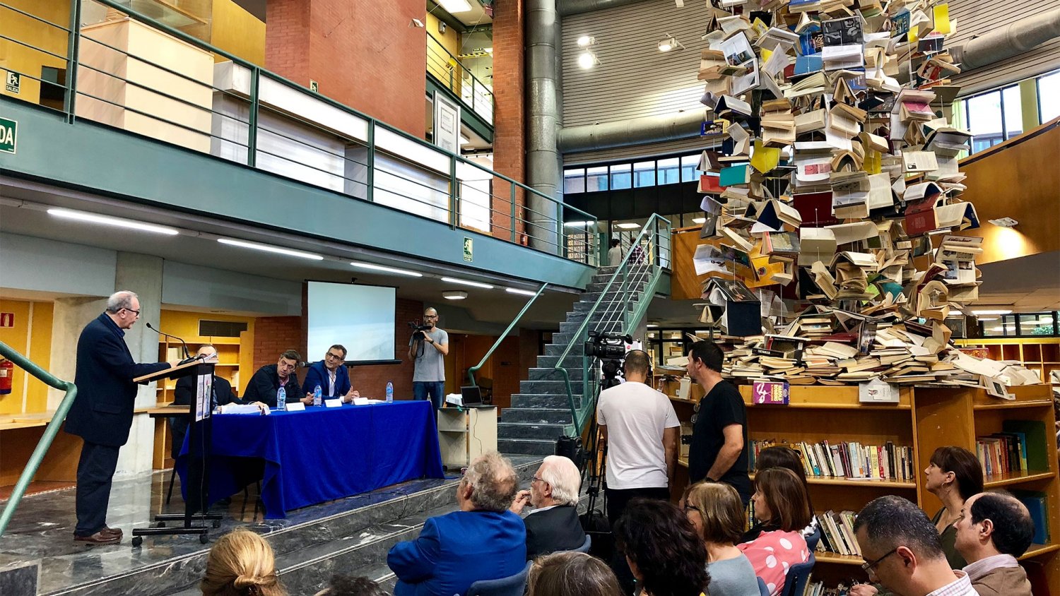 Tributo íntimo y humanista a Antonio Garrido y Pablo García Baena en la biblioteca universitaria