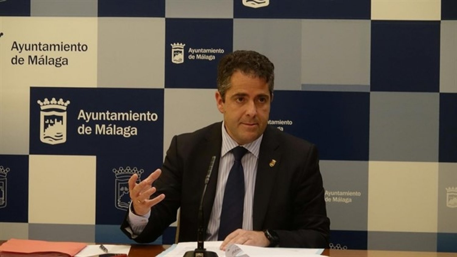 El equipo de gobierno propone destinar cinco millones para reforzar la política social, la policía y los bomberos
