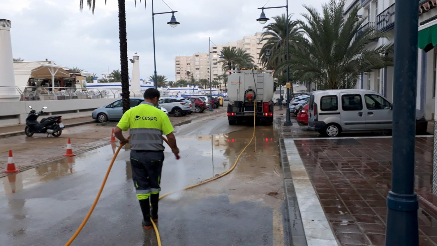 Estepona acomete un plan especial de limpieza en la ciudad y de acondicionamiento de caminos rurales