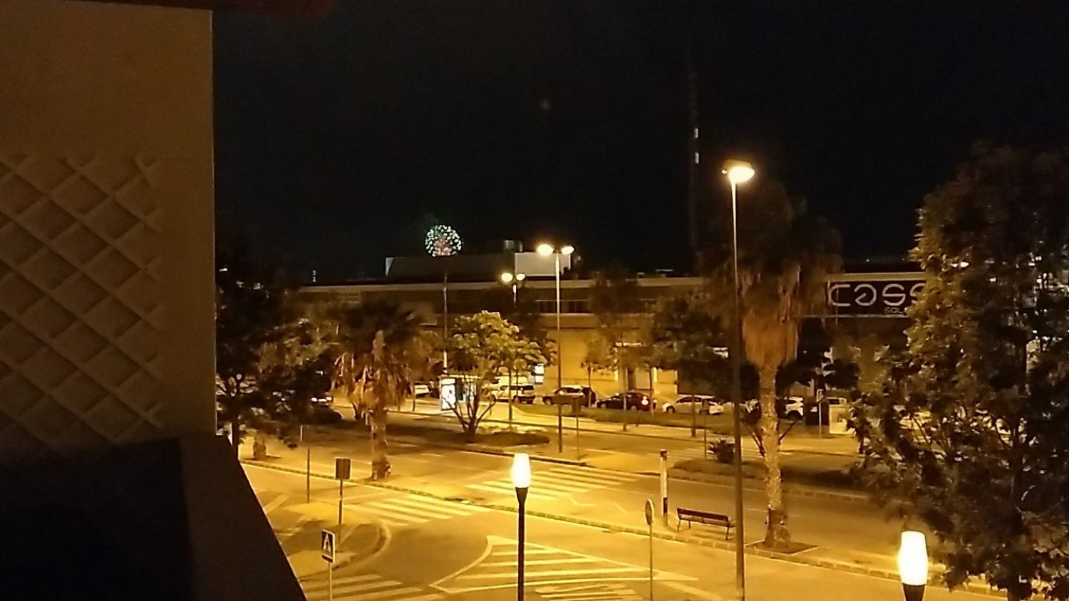Unos fuegos artificiales desde un crucero alarman a los vecinos de Málaga capital