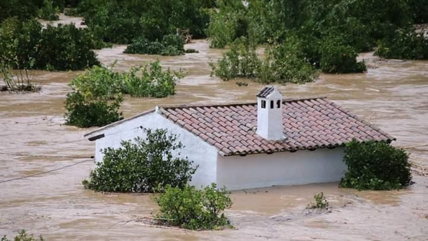 La fuerza del temporal se cobra una víctima mortal, provoca multitud de inundaciones y corta carreteras en Málaga