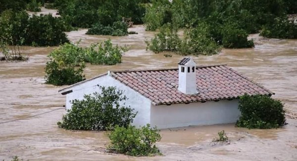 La fuerza del temporal se cobra una víctima mortal, provoca multitud de inundaciones y corta carreteras en Málaga