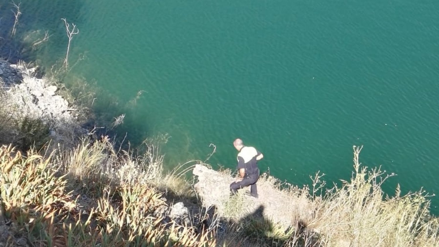 Rescatan a un hombre y a su perro tras quedar atrapados en un barranco en la orilla del Pantano del Agujero