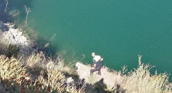 Rescatan a un hombre y a su perro tras quedar atrapados en un barranco en la orilla del Pantano del Agujero