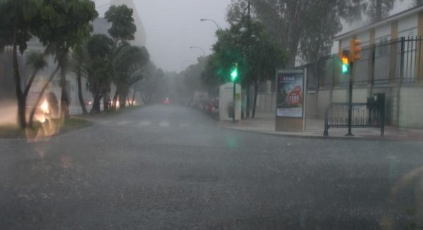 Aemet rebaja a amarillo el aviso por lluvias en Málaga