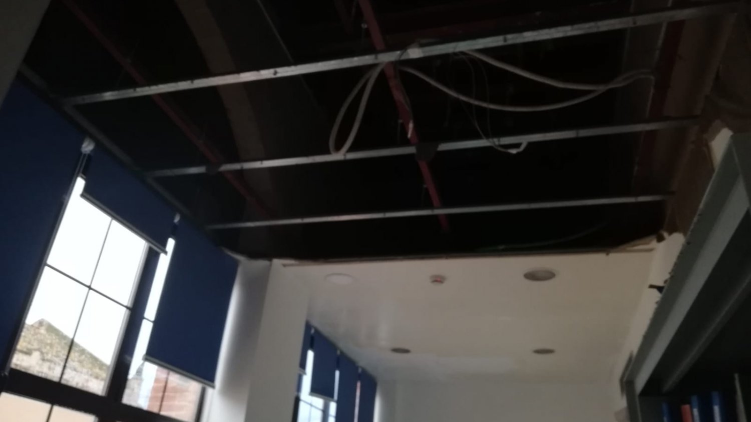 La tromba de agua provoca el desprendimiento de un falso techo en la planta de Maxilofacial en el Hospital Civil