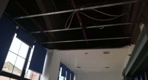 La tromba de agua provoca el desprendimiento de un falso techo en la planta de Maxilofacial en el Hospital Civil