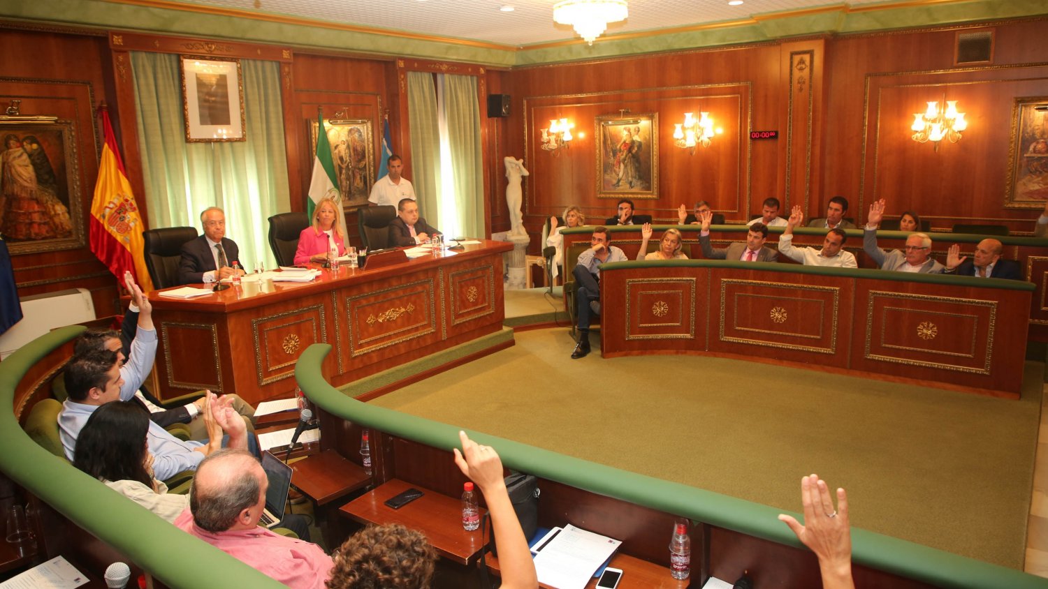 El Pleno de Marbella aprueba la instalación de una Escuela Oficial de Idiomas, la creación de la primera residencia pública para mayores y una biblioteca y una escuela de danza