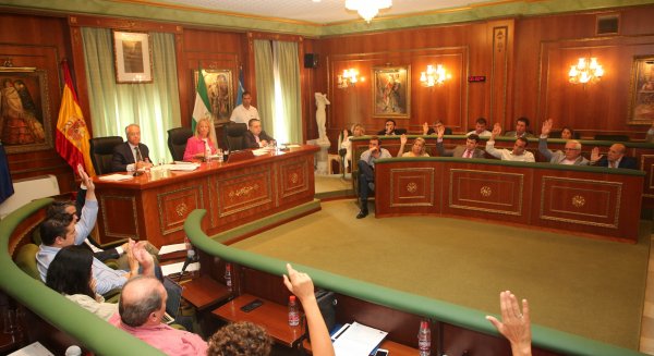 El Pleno de Marbella aprueba la instalación de una Escuela Oficial de Idiomas, la creación de la primera residencia pública para mayores y una biblioteca y una escuela de danza