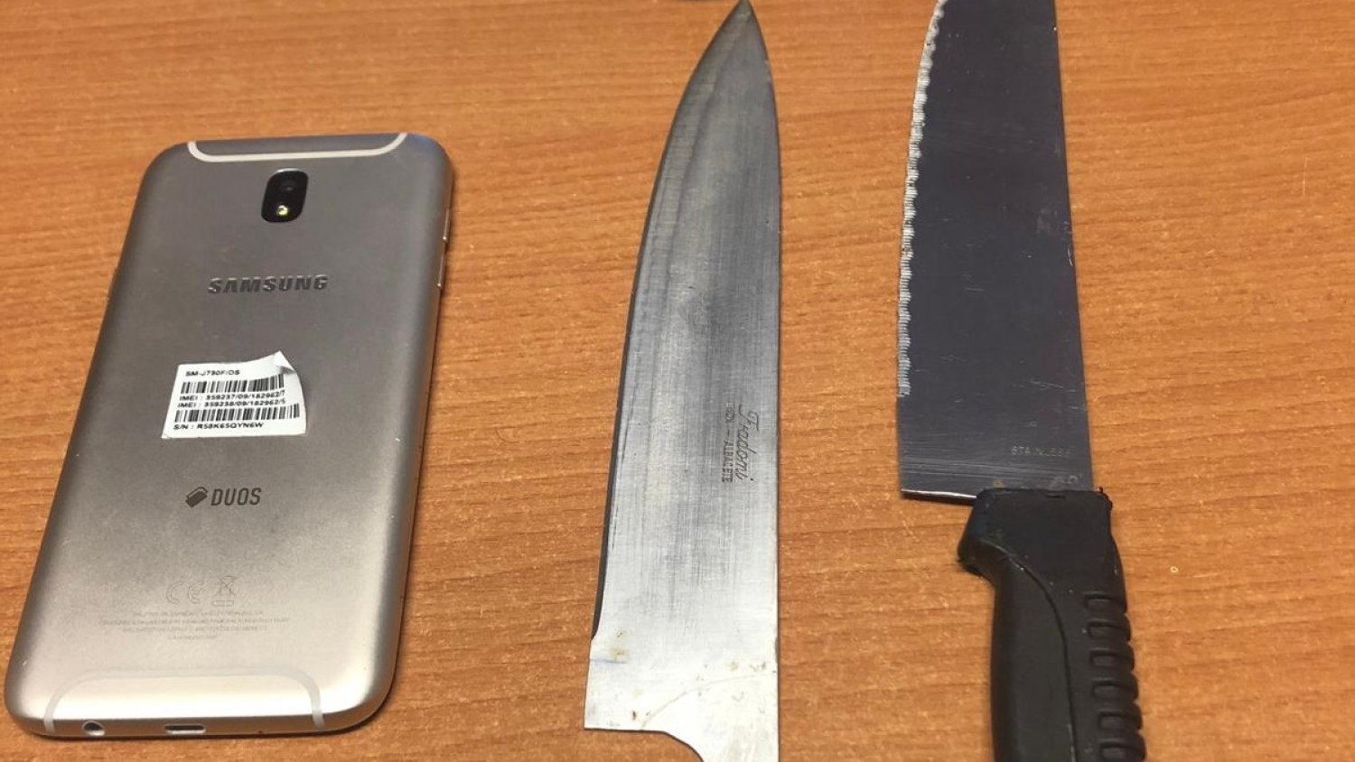 Detienen a dos encapuchados por intento de robo en una vivienda y herir con un cuchillo a la propietaria