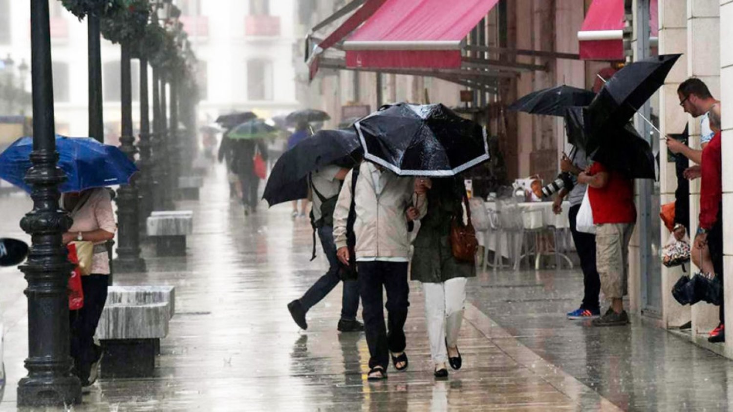 Activan el aviso naranja por lluvias fuertes este martes en Málaga