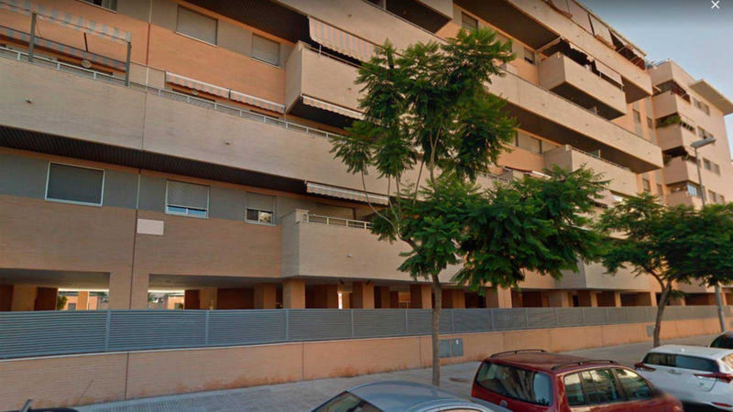 Fallece una niña de seis años tras ser arrojada por un hombre desde un sexto piso en el Parque Litoral