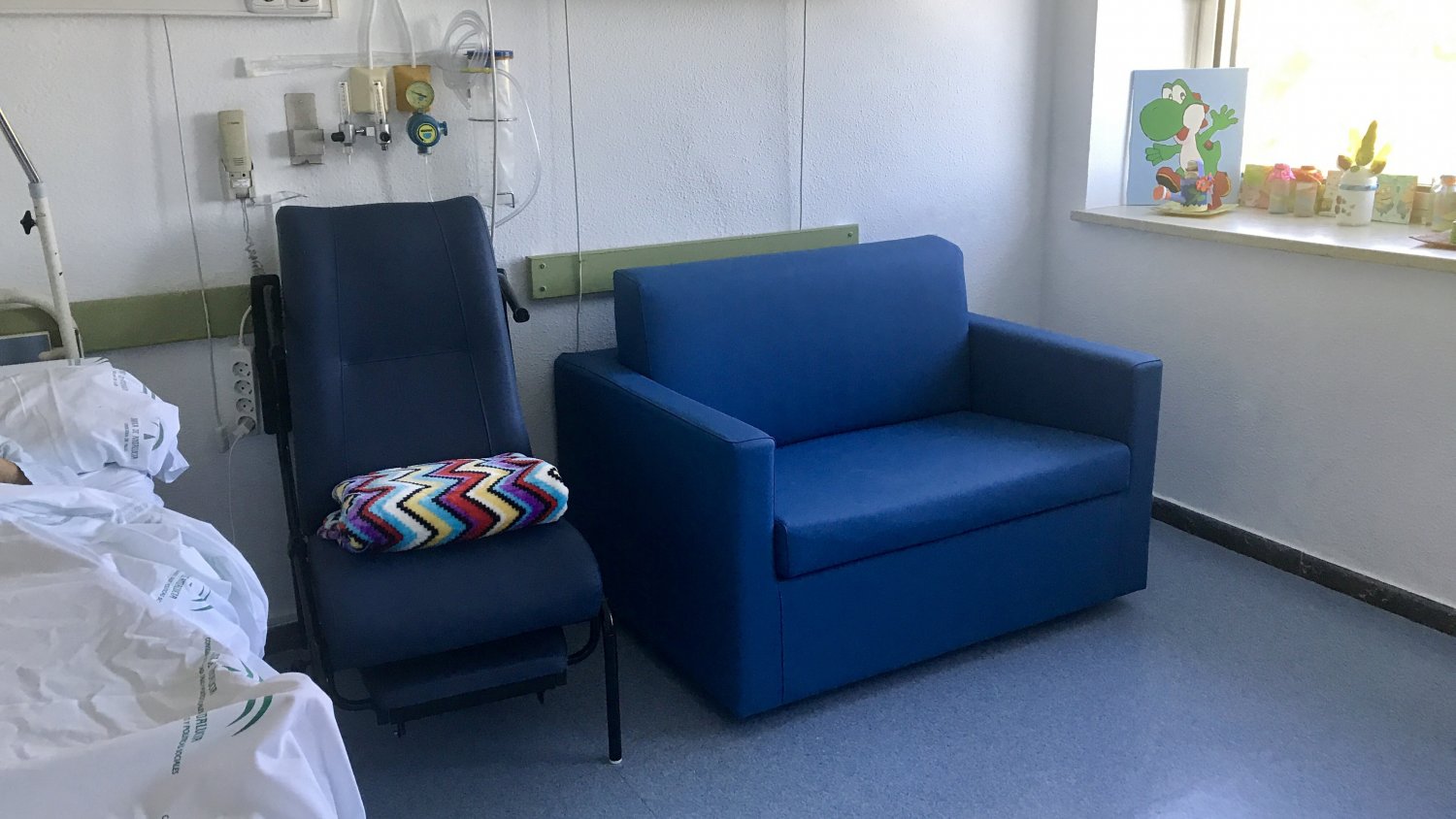 El Materno Infantil instala 14 sillones cama en la planta de Oncología Pediátrica gracias a un convenio con la Fundación Bancaria La Caixa