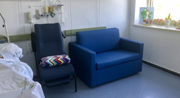 El Materno Infantil instala 14 sillones cama en la planta de Oncología Pediátrica gracias a un convenio con la Fundación Bancaria La Caixa