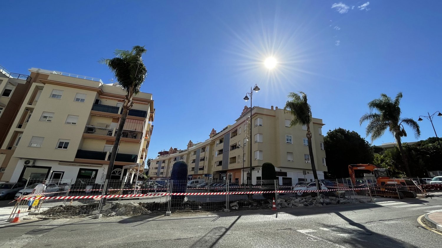 Estepona crea una rotonda para facilitar el acceso al futuro parking junto a la iglesia del Carmen