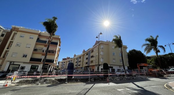 Estepona crea una rotonda para facilitar el acceso al futuro parking junto a la iglesia del Carmen