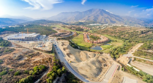 El entorno del hospital de Estepona se completará con una zona verde de 25.000 metros cuadrados