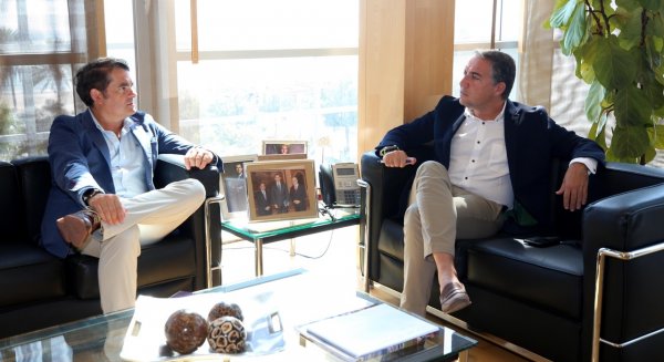Bendodo recibe al presidente del Colegio de Administradores de Fincas de Málaga y Melilla, Fernando Pastor