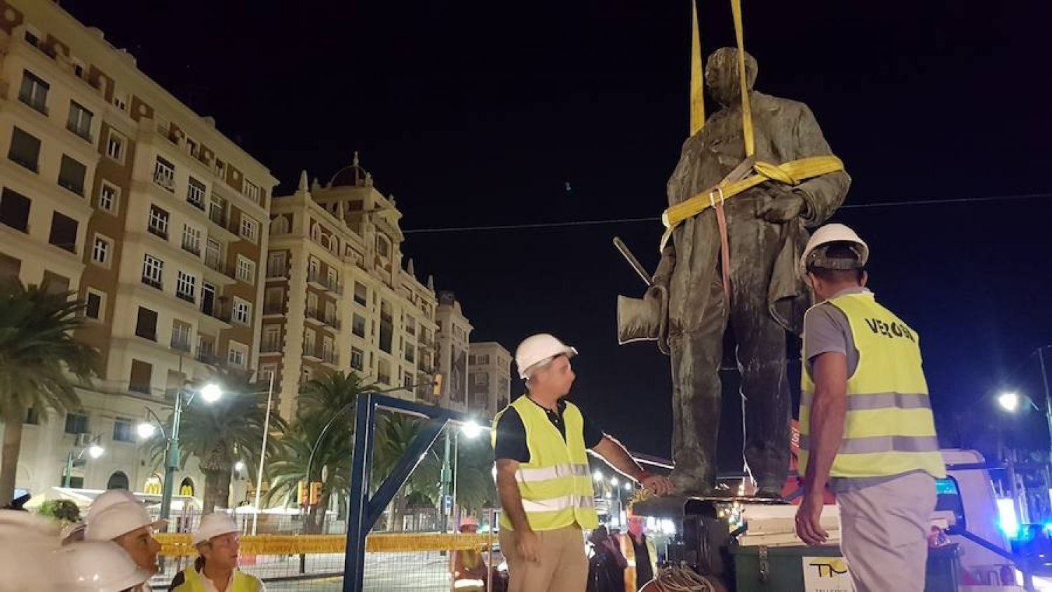 La estatua del Marqués de Larios abandona su pedestal