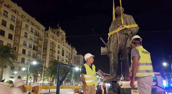 La estatua del Marqués de Larios abandona su pedestal