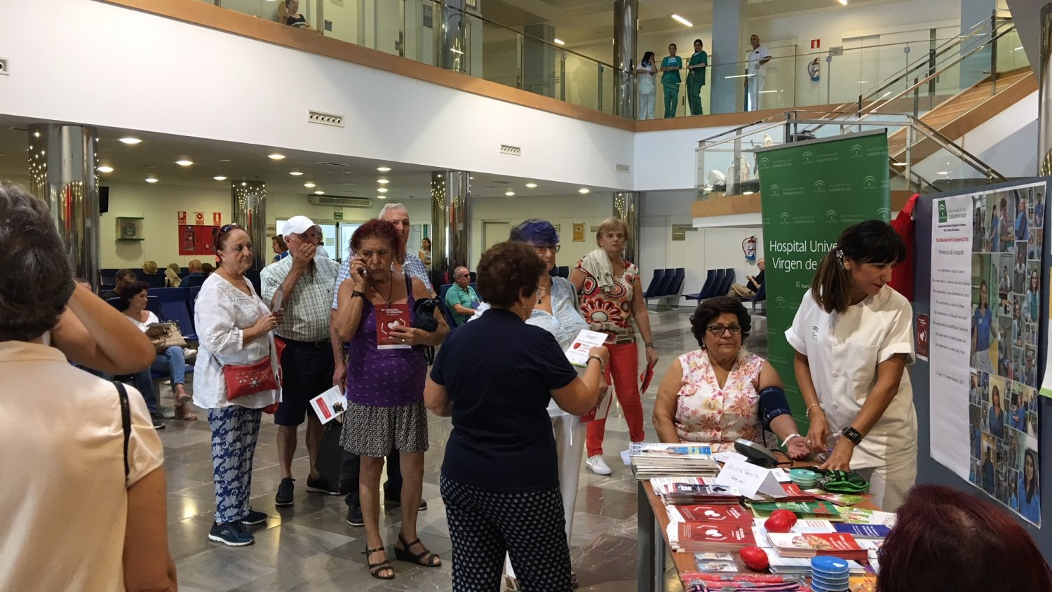 Profesionales y voluntarios miden el riesgo cardiovascular y ofrecen consejos cardiosaludables en el Hospital Clínico por el Día Mundial del Corazón