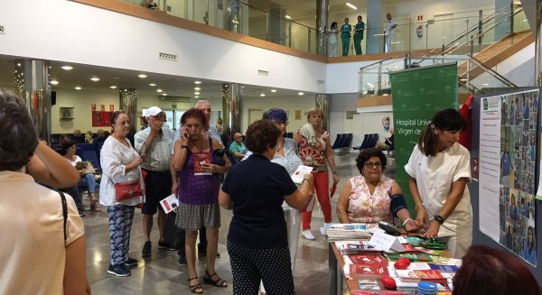 Profesionales y voluntarios miden el riesgo cardiovascular y ofrecen consejos cardiosaludables en el Hospital Clínico por el Día Mundial del Corazón