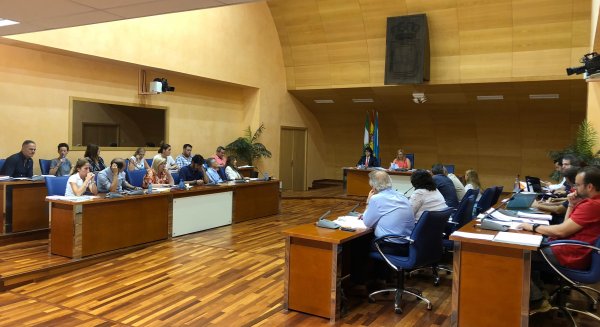 El pleno de Fuengirola muestra nuevamente su apoyo públicamente a los agentes de Policía Local