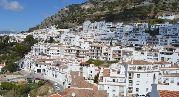 Encuentran el cuerpo sin vida de un hombre en la piscina de una urbanización de Mijas