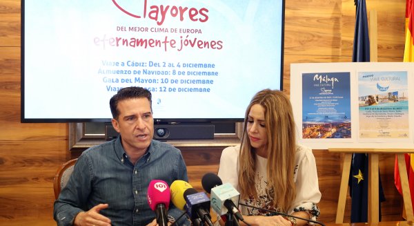 Torrox organiza para sus mayores una programación navideña con la que se sientan 