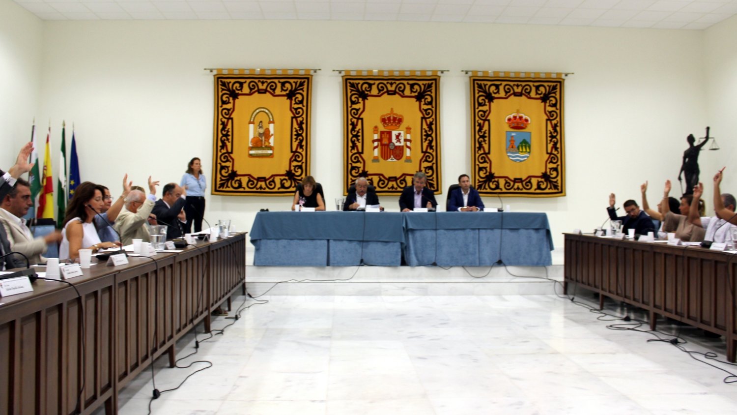 El Pleno de Estepona acuerda pedir a la Junta la retirada de la subida de impuestos autonómicos en el mercado inmobiliario