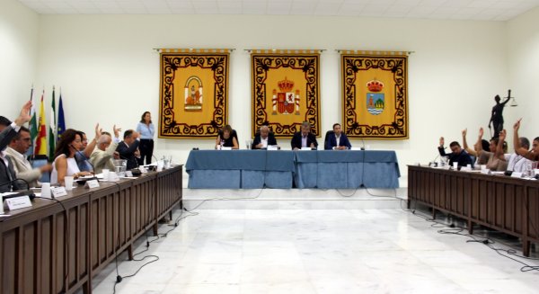 El Pleno de Estepona acuerda pedir a la Junta la retirada de la subida de impuestos autonómicos en el mercado inmobiliario