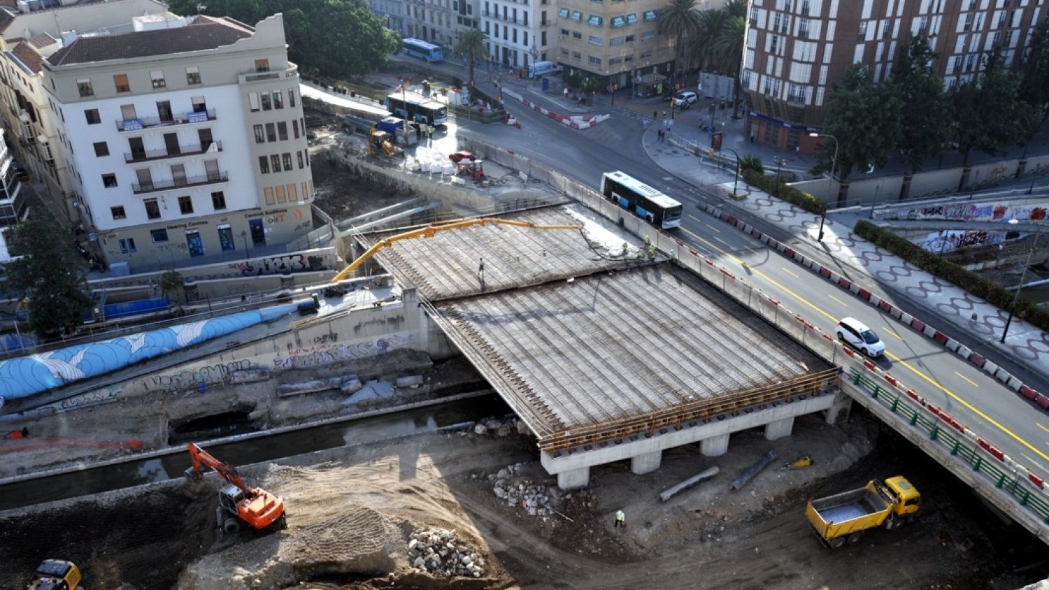 El hormigonado del tablero del Metro empieza a dar forma al nuevo puente de Tetuán