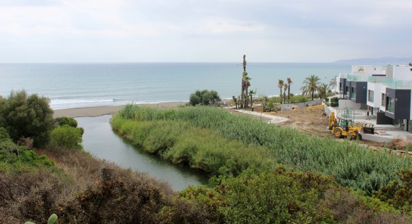 Estepona inicia las obras de tres puentes peatonales del corredor litoral