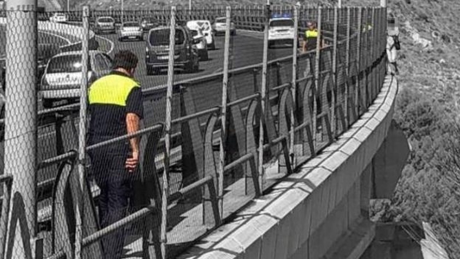 Salvan la vida a un joven de 18 años que iba a saltar por un viaducto de la autovía a la altura de La Mosca