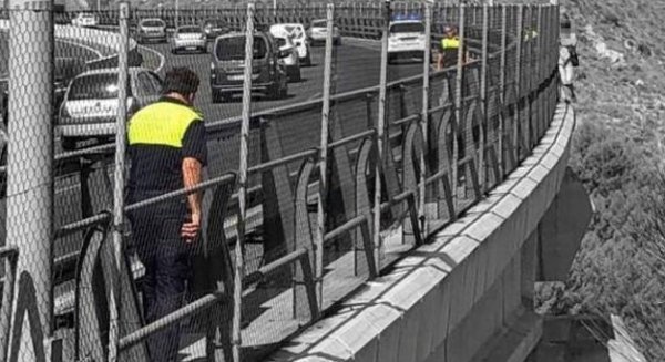 Salvan la vida a un joven de 18 años que iba a saltar por un viaducto de la autovía a la altura de La Mosca