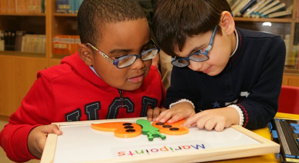 El acceso a la lectura y a las tecnologías inclusivas facilitan la vuelta al cole de 319 estudiantes ciegos en Málaga