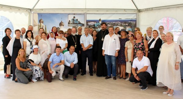 García Urbano coloca la primera piedra de la iglesia cristiana ortodoxa y el centro cultural ruso