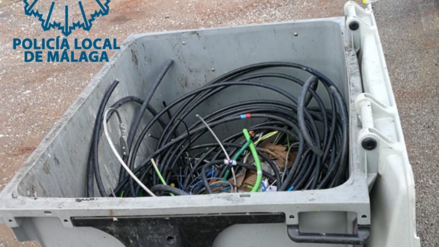 Detienen a un individuo que arrastraba 100 kilos de cableado eléctrico en un contenedor