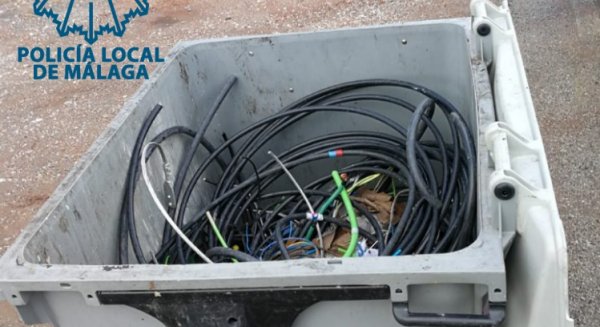 Detienen a un individuo que arrastraba 100 kilos de cableado eléctrico en un contenedor