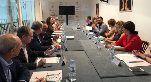 La Junta defiende una política turística que beneficie a los trabajadores y refuerce el sector