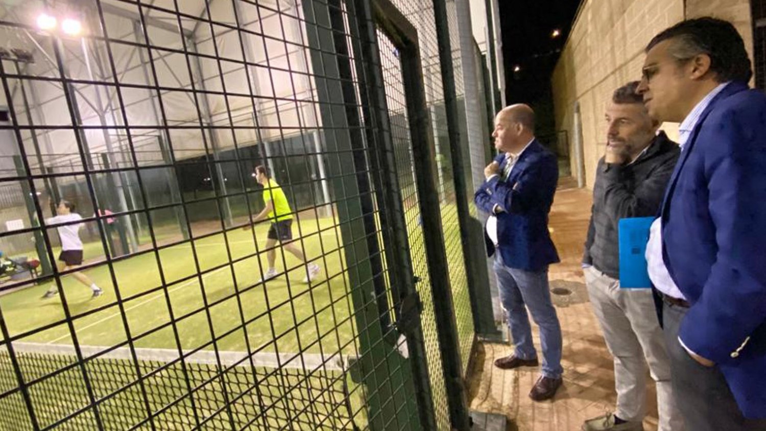 El alcalde de Antequera visita las pistas de pádel del Centro Deportivo Momo González